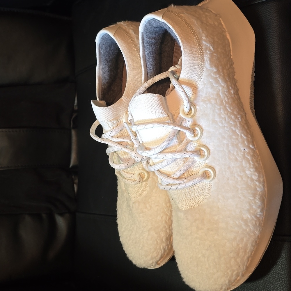 allbirds casual fluffy shoe - Picture 3 of 5